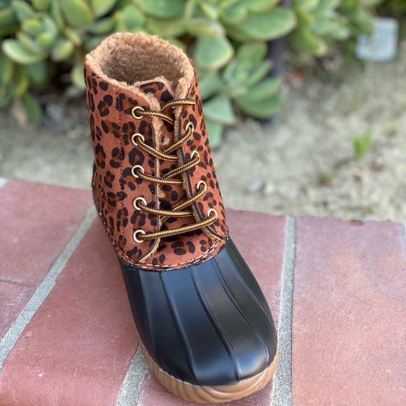 NEW ARRIVALS** LADIES LEOPARD LACE UP DUCK BOOTS - Picture 3 of 3
